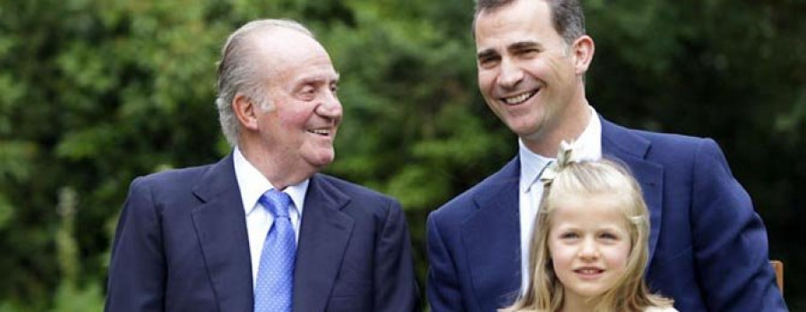 El Rey, abdica en su hijo, el Príncipe de Asturias