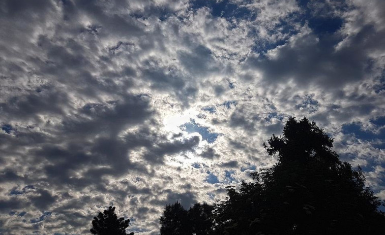 Nubes y claros por el día y precipitaciones por la noche este domingo en Galicia