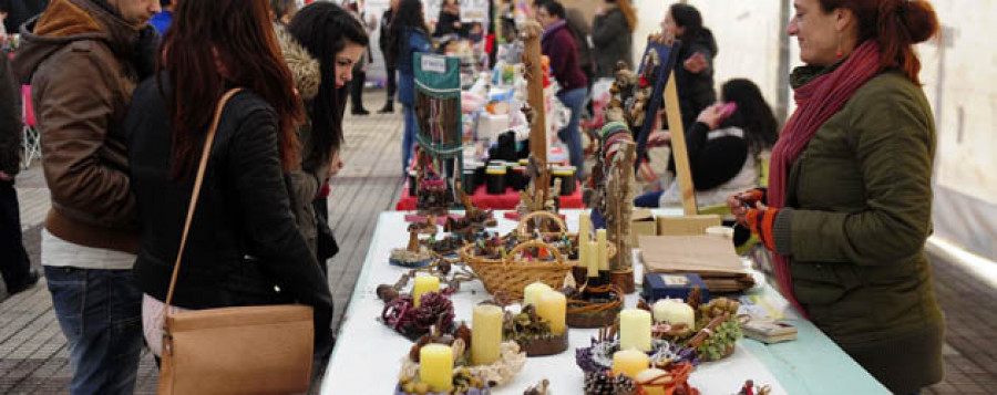 Domingo de compras solidarias en diversos mercados navideños de la comarca