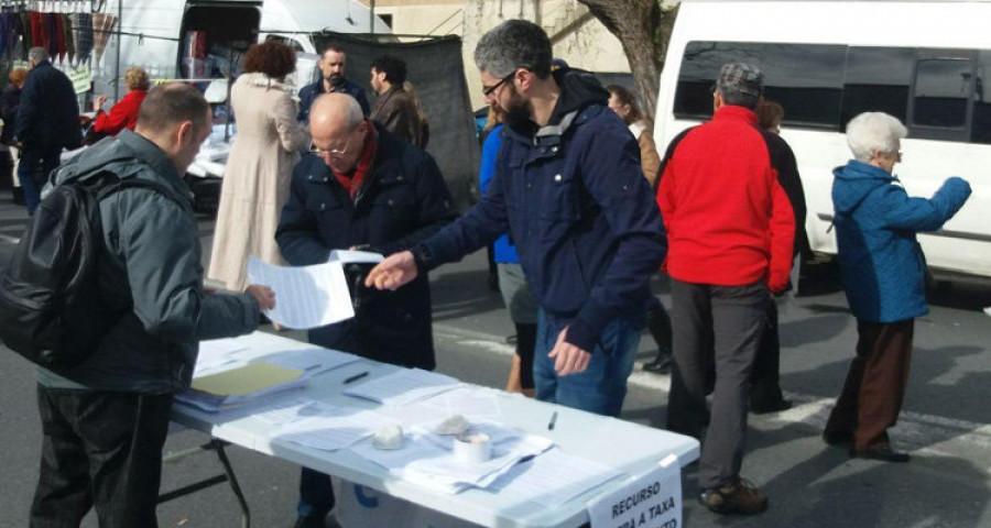 El BNG recoge firmas contra la tasa de saneamiento en 
la feria mensual de Ferrol
