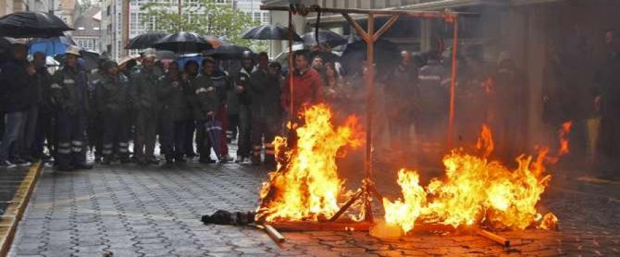 Los trabajadores de Navantia queman muñecos de Feijóo y Rey Varela