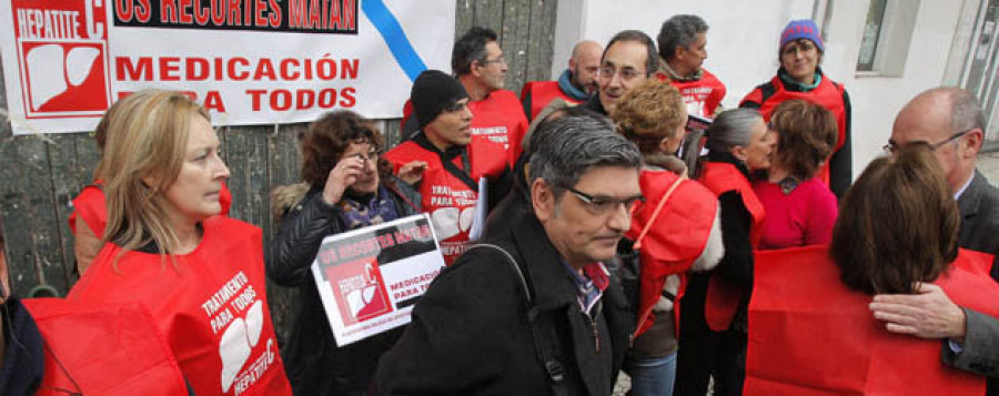 Feijóo promete buscar una solución a la hepatitis C sin importar el coste