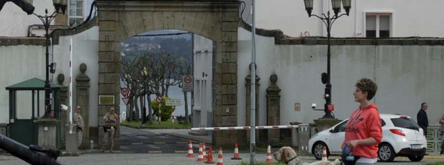 Un marroquí se salta el control de seguridad del Arsenal y se lanza al mar