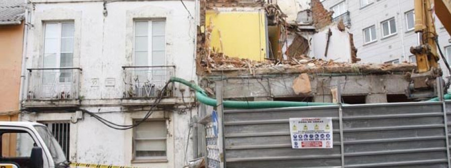 El derribo de una casa en Canido obliga a desalojar un inmueble colindante