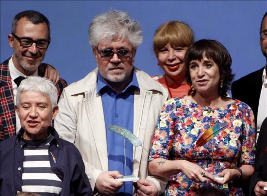 Pedro Almodóvar y Rosa Montero reciben el Premio Pluma de la FELGTB