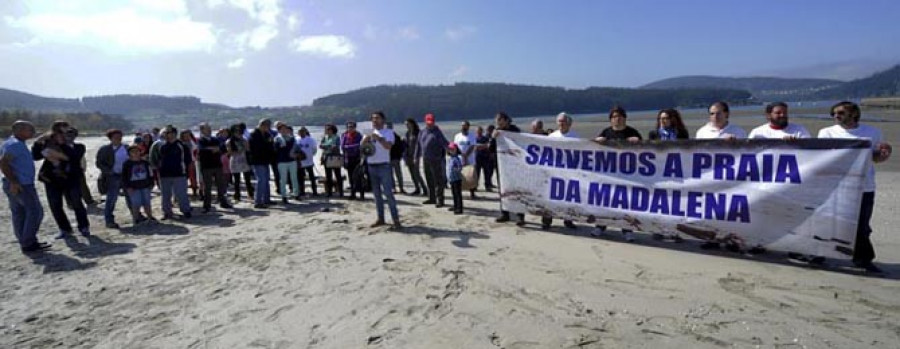 CEDEIRA - Medio centenar de personas  se manifestaron contra las obras previstas en el arenal