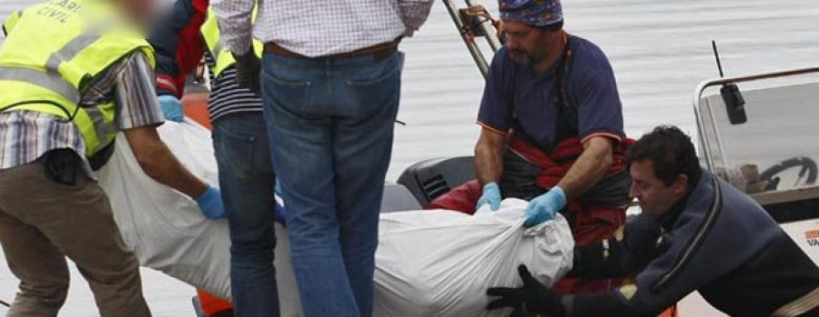 Rescatan el cadáver de un hombre que apareció flotando en la zona de As Pías