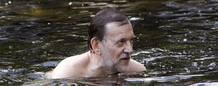 Mariano Rajoy se escapa a Galicia para darse un chapuzón en el río Umia
