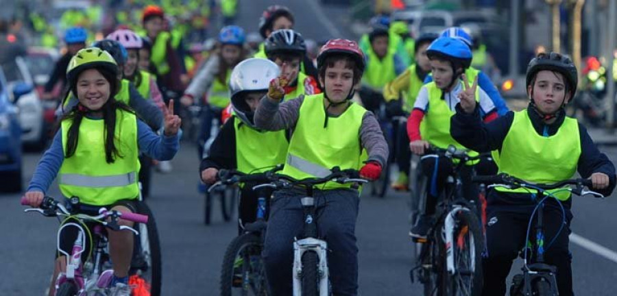 Más de 250 escolares recorrieron la Estrada de Castela en bicicleta