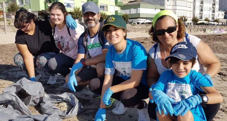 Casi un centenar de voluntarios retira 1.000 kilos de basura de la playa y el puerto de Ares