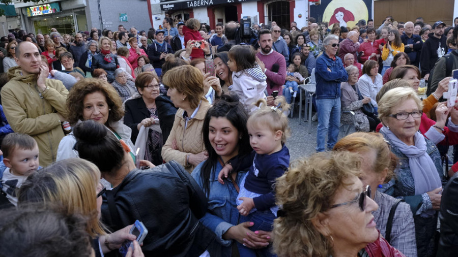 Canido recibió ayer de la mano de Roberto Vilar el galardón de mejor barrio de Galicia