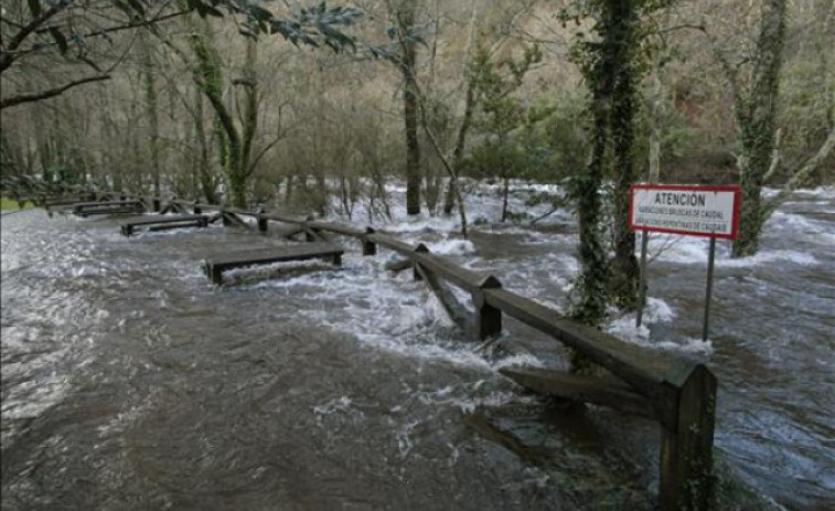 La presa de Ribeira, en As Pontes, abre las compuertas por riesgo de desbordamiento