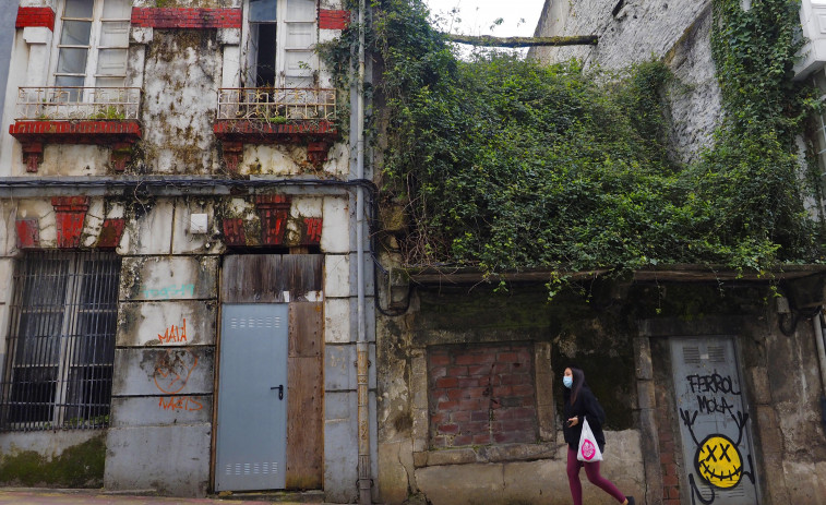 El Concello de Ferrol limpiará y apuntalará un edificio en ruinas de la calle Coruña