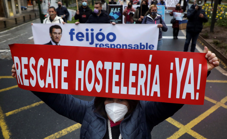 Cientos de hosteleros marchan en Santiago para pedir a las administraciones 