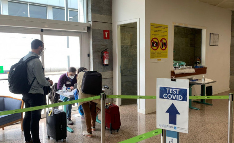 Confirmados dos positivos en los cribados de los aeropuertos de A Coruña y Santiago