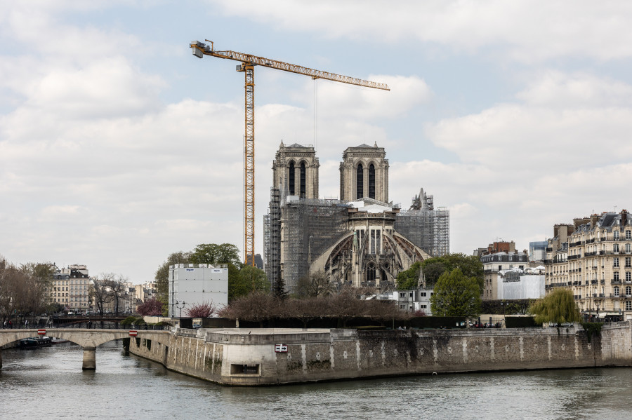 Un bosque de andamios envuelve los muros de Notre Dame durante las obras