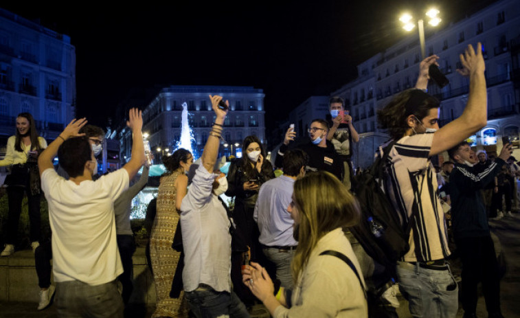 Miles de personas, de fiesta en las calles españolas para celebrar el fin del estado de alarma