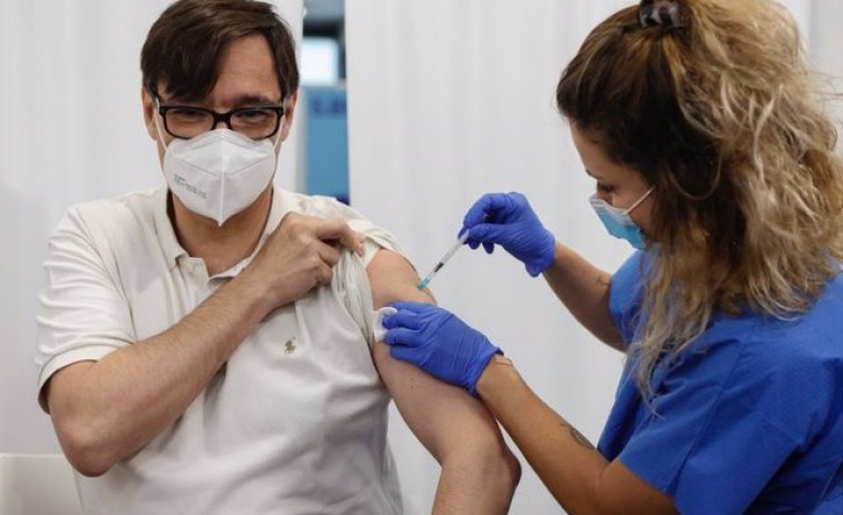 Salvador Illa recibe la primera dosis de la vacuna en Fira de Barcelona