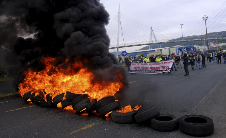 Barricadas en llamas en Ferrol y As Pontes por la falta de carga de trabajo y el cierre de la central térmica