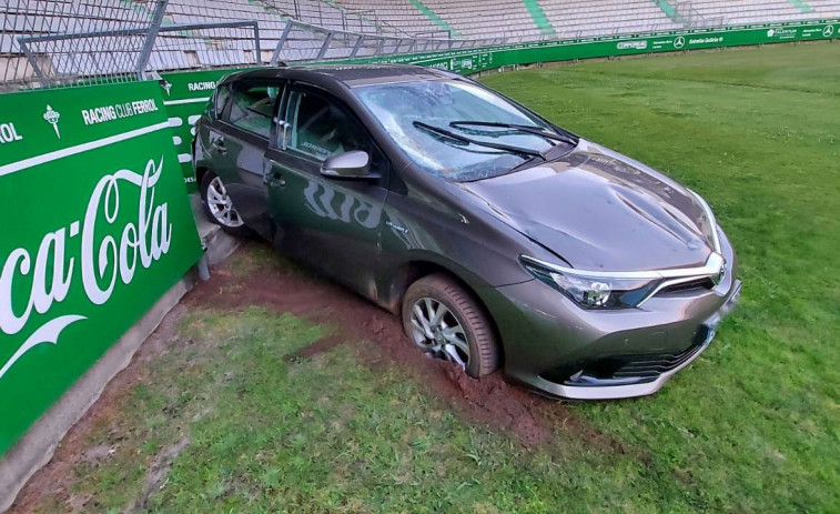 Un coche se mete en el campo de fútbol de A Malata tras sufrir un accidente
