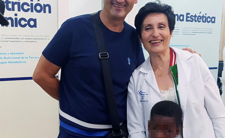 Recupera la visión un niño senegalés de cinco años operado en Ferrol por la  ONG Azul en Acción