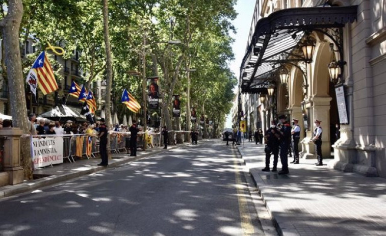 Unas 200 personas se concentran contra el acto de Sánchez en Barcelona una hora antes del acto