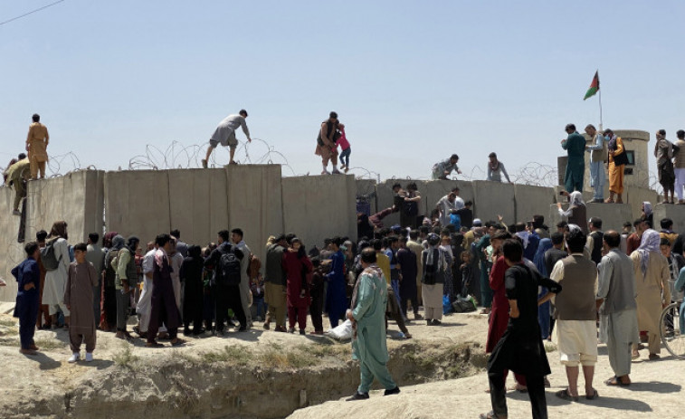 El caos se apodera del aeropuerto de Kabul, con intentos desesperados para salir