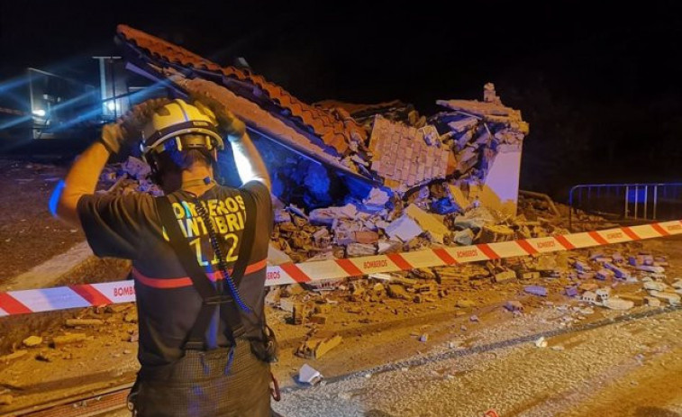 Unos 10 jóvenes pueden salir de un edificio municipal de Sarón antes de que se derrumbe