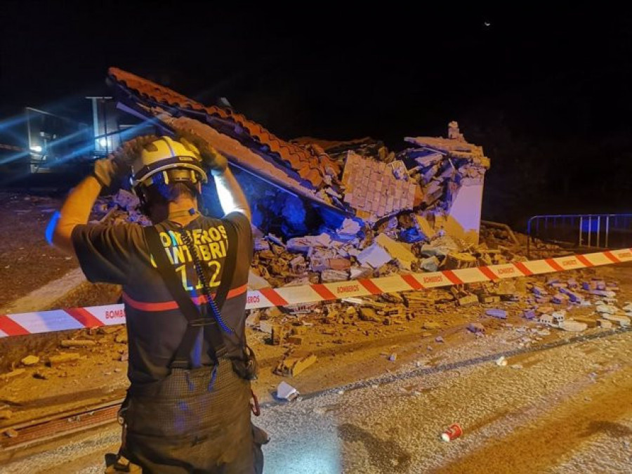 Unos 10 jóvenes pueden salir de un edificio municipal de Sarón antes de que se derrumbe