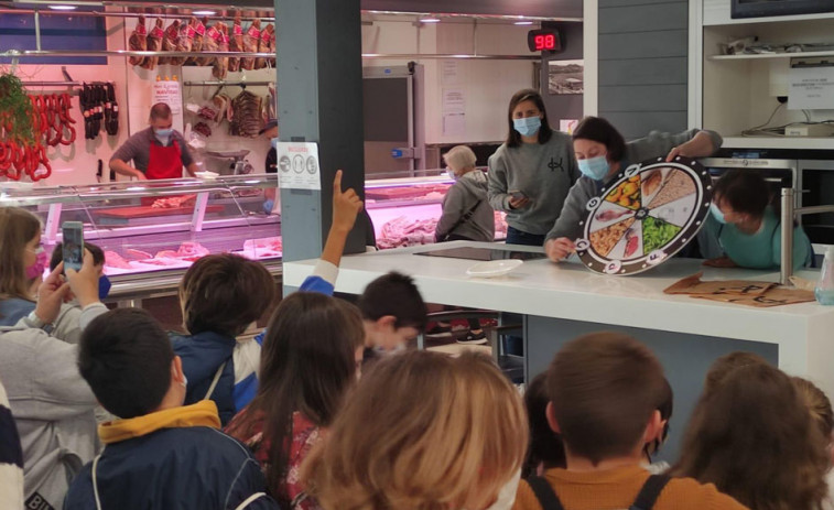 Escolares del colegio A Laxe inauguraron las visitas educativas al mercado de  A Magdalena