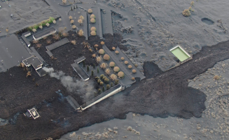 La nueva colada destruye varias viviendas, un cementerio y un campo de placas solares en La Palma