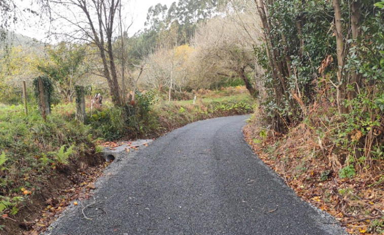 Cariño finaliza las obras de asfaltado de varios caminos en Landoi y A Pedra