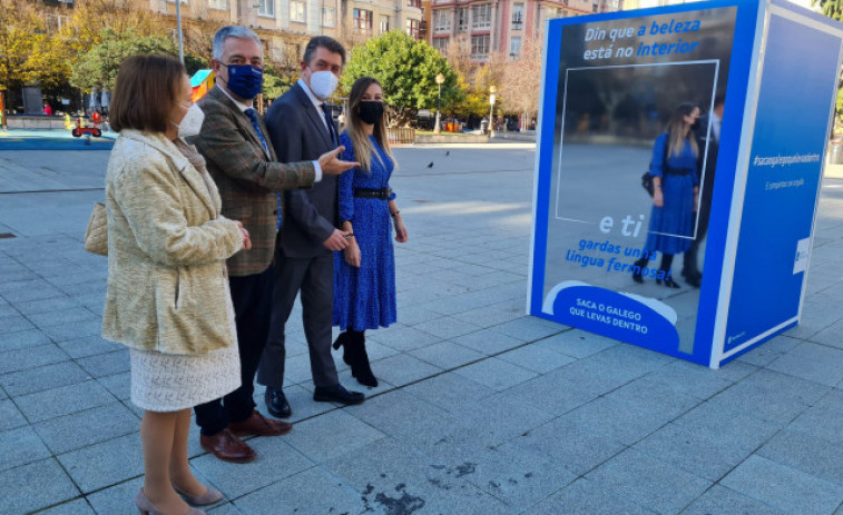 Grandes espellos nas cidades de Galicia para animar os mozos a falar galego