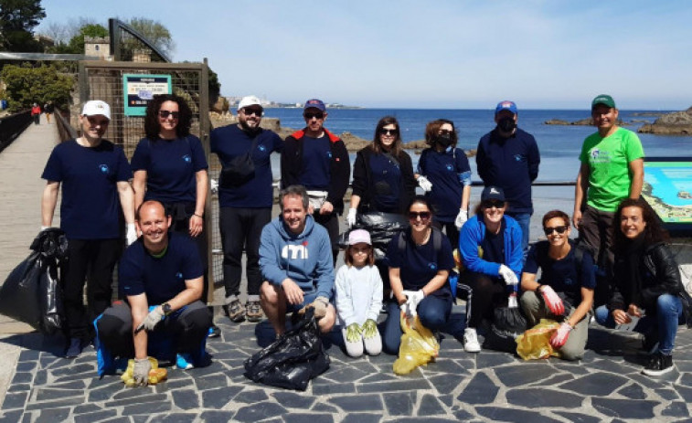 Empleados de Endesa de A Coruña y As Pontes realizan una limpieza en el entorno del Ceida