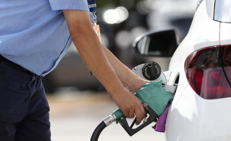 La bonificación del Gobierno evita que los carburantes marquen récords