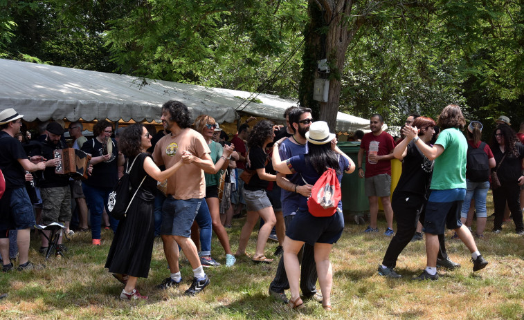 Encrucillada, Os da Porfía e Tanto nos ten, no Festival do Río Castro