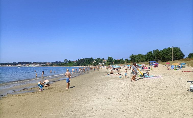 Fallece un hombre en la playa de Seselle al sentirse indispuesto en el agua