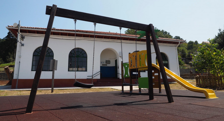 La Xunta cierra el colegio de Sillobre el próximo curso  por la “falta de matrículas”