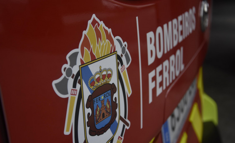 Un incendio calcina mesas, lámparas y el árbol de Navidad de un restaurante en Pontedeume