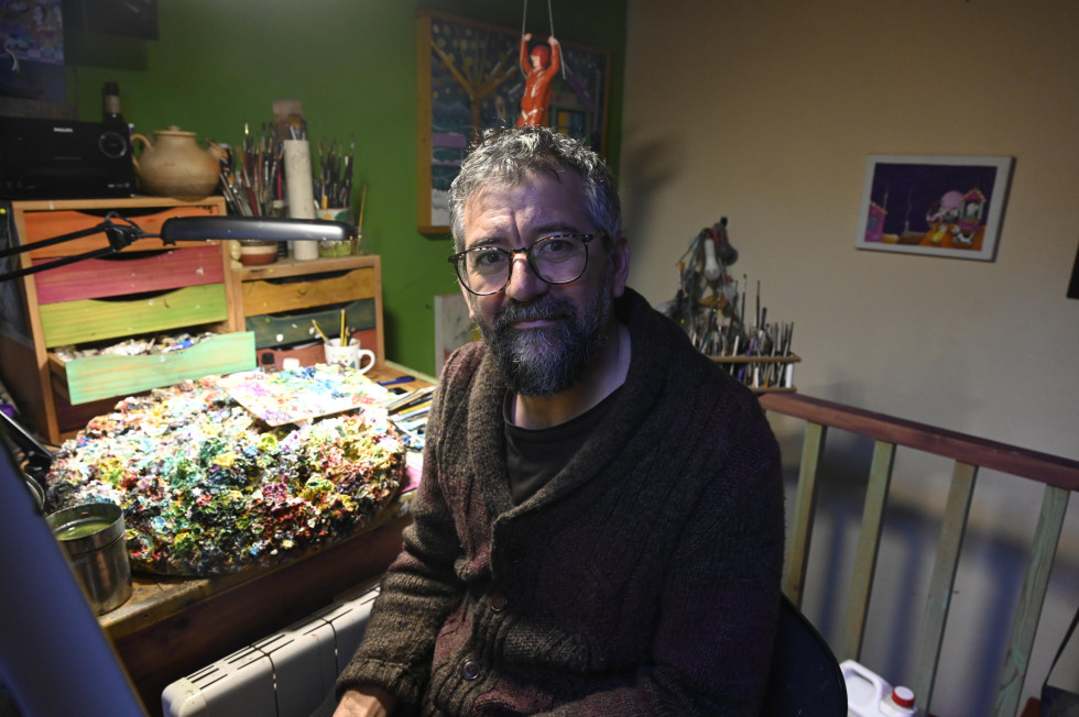 Leandro Lamas, no seu estudo, en A Mourela (Neda) de onde saen as súas obras cheas de cor e optimismo  e. cortizas