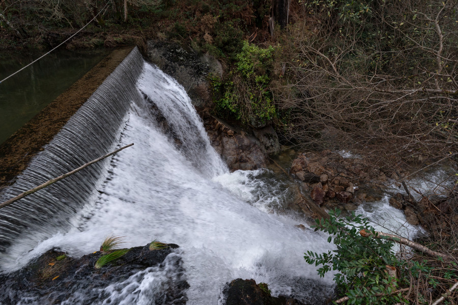 Las lluvias ponen en riesgo de rotura la presa del río Castro, en San Sadurniño