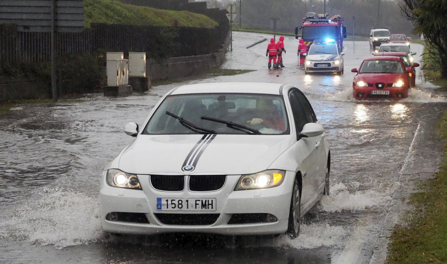 Las intensas lluvias provocan numerosas inundaciones y desbordamientos de ríos en Ferrolterra