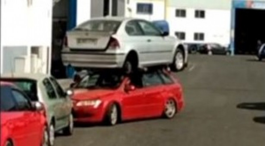 Denuncian a un hombre que llevaba un coche sobre el techo del vehículo que conducía