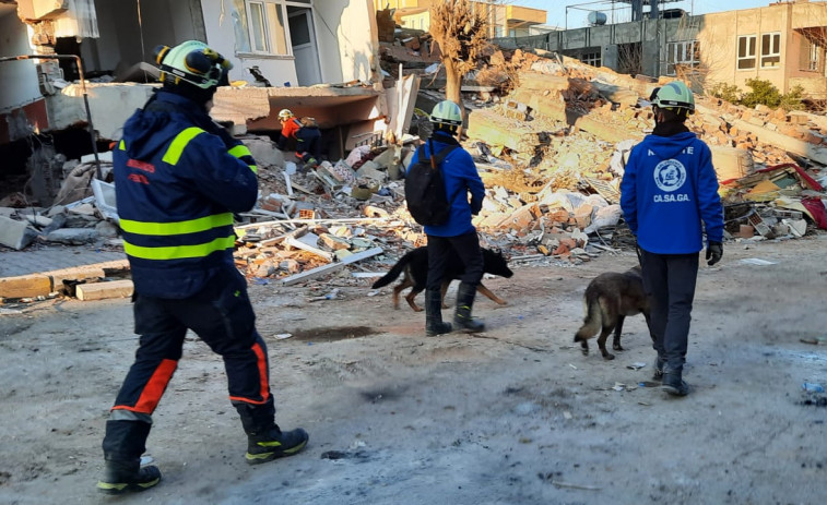 Los bomberos y perros de búsqueda de Ferrol inician su labor en Turquía