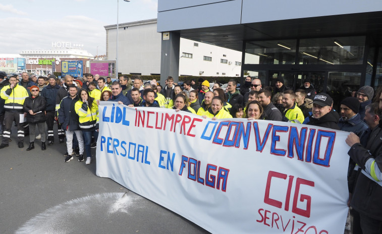 Los trabajadores del centro logístico de Lidl encaran su tercera semana de huelga sin respuestas de la firma