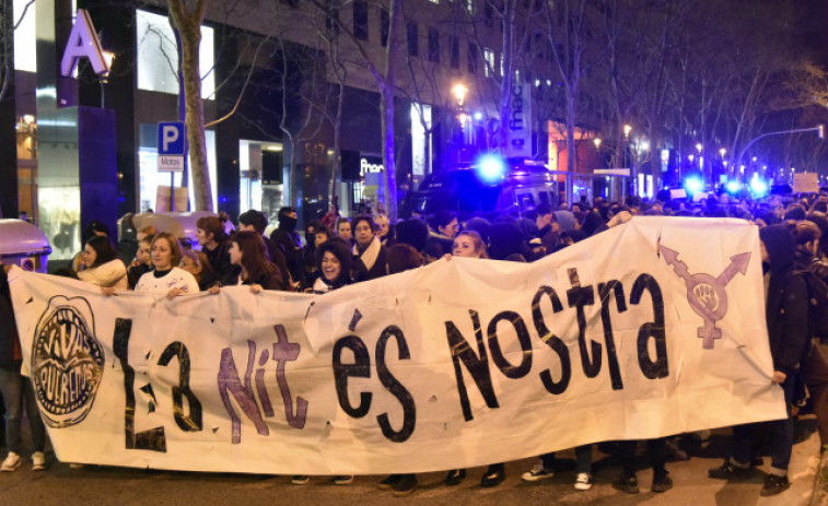 Una conductora embiste a tres activistas feministas en Barcelona