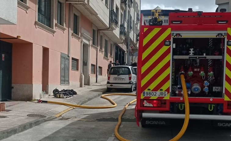 El SPEIS de Narón extingue un incendio en un garaje del Alto que afectó a cinco motos