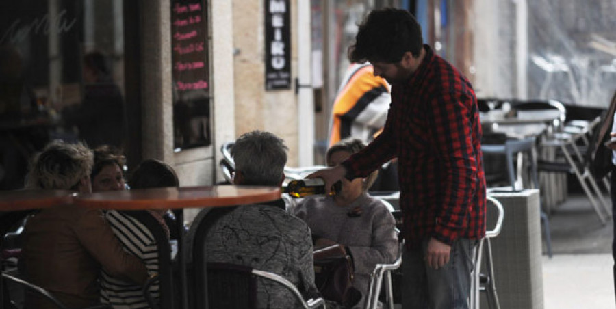 La falta de personal obliga a reducir mesas en los bares en Semana Santa