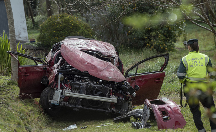 Cuatro muertos y un herido grave al precipitarse por un barranco un coche en Xove tras salirse de la vía