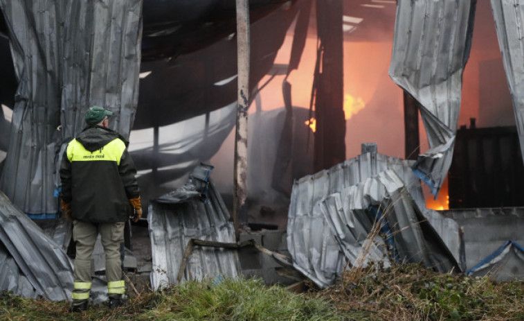Bomberos de Vilalba trabajan para apagar el fuego en la nave de reciclaje
